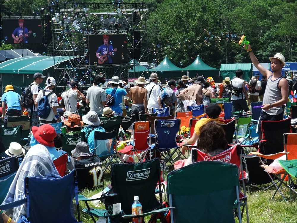 シャボン玉を飛ばす人。