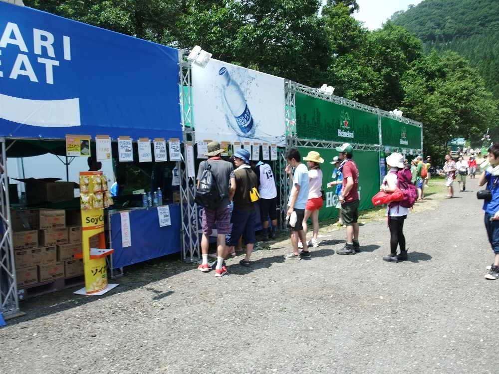 ポカリスウェットの店とハイネケン。