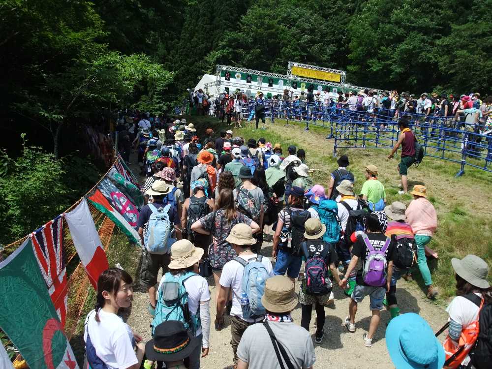 左の幕をそのままグリーンステージのハイネケンまで延長すればよい。