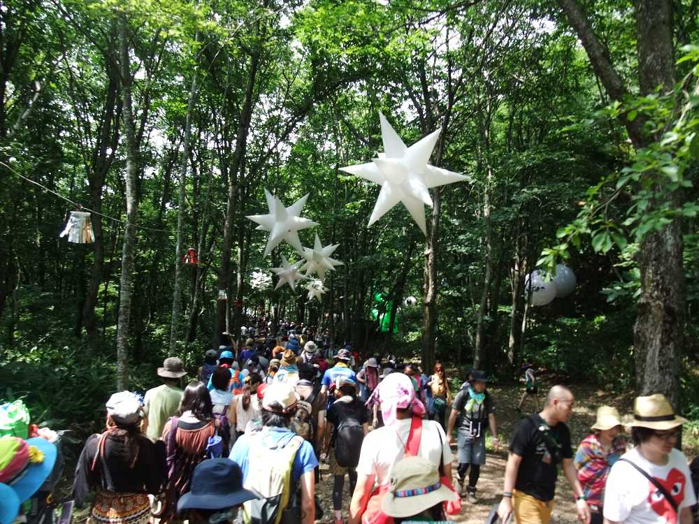 木陰の部分はやや下り坂。