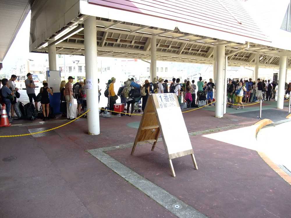 路線バスは一時的に場所が変わる。