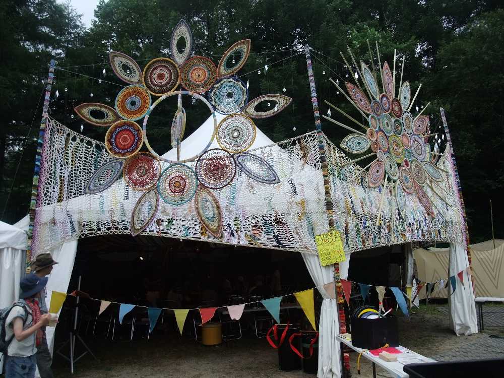 休止中のドラムストラックのテント。