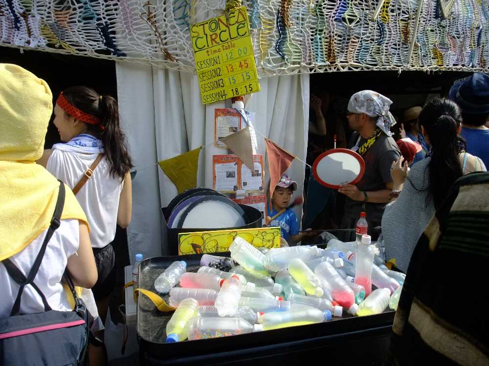 ペットボトルで作ったマラカスのようなもの。