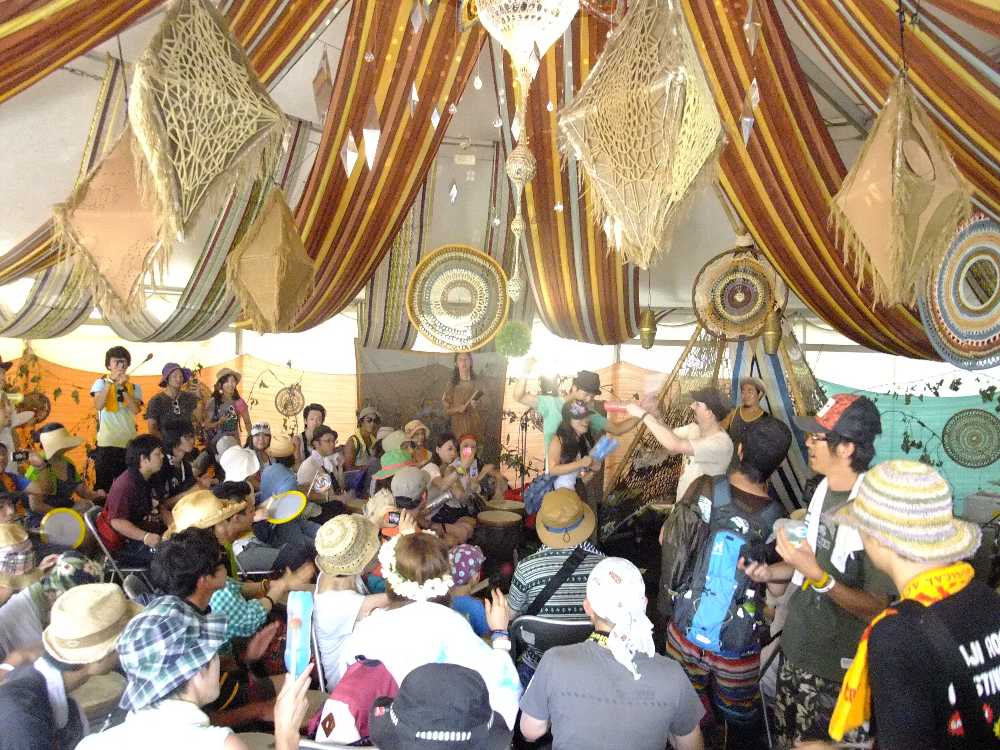 みんな一緒にドラムをたたく。