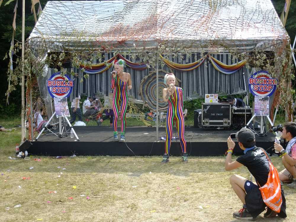 シャンプーのような女性2人。