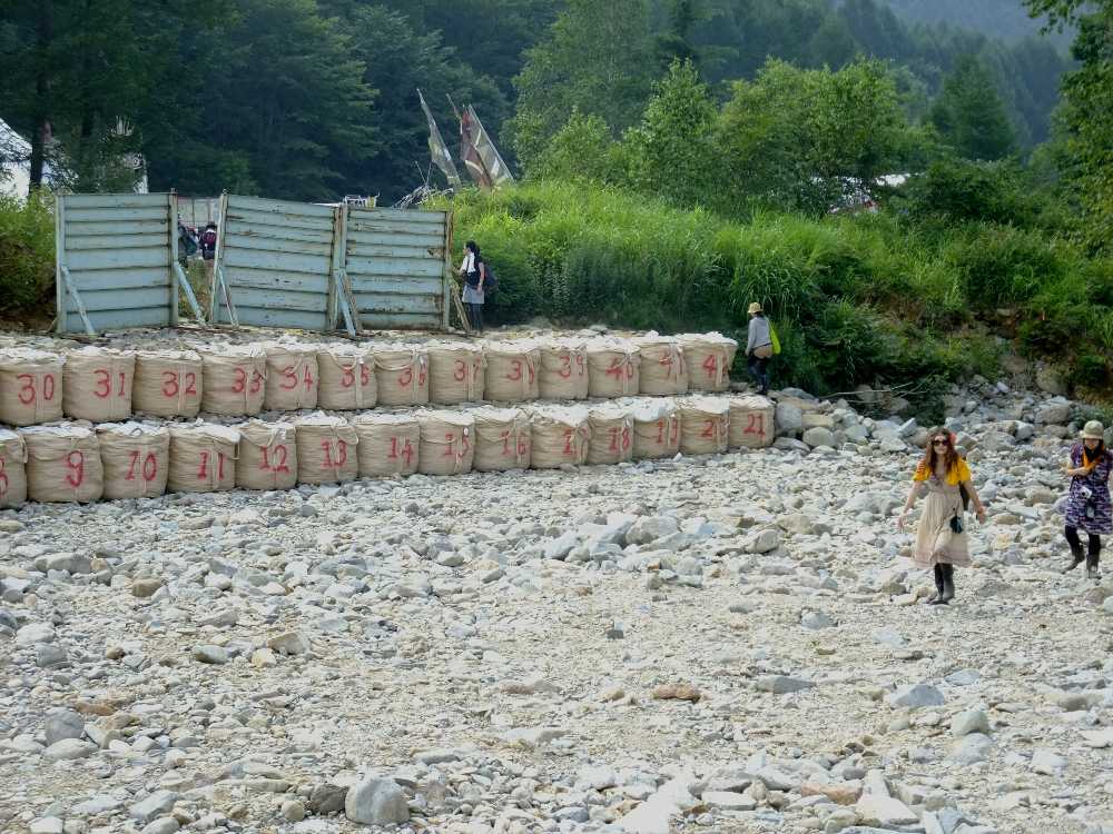 入り口を川から見た図。