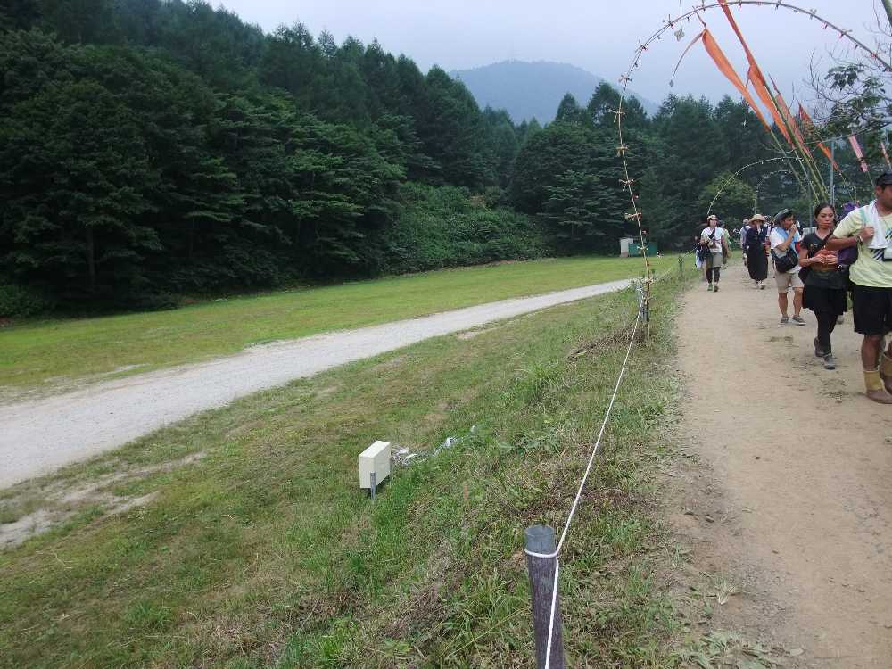 昨年まで裏方の駐車場となっていた広場は何もなかった。