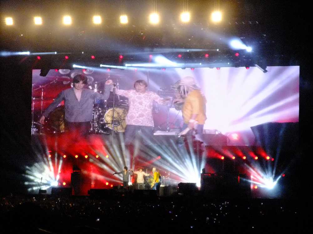 公演終了。ちょうど3人が大きく映っていた。