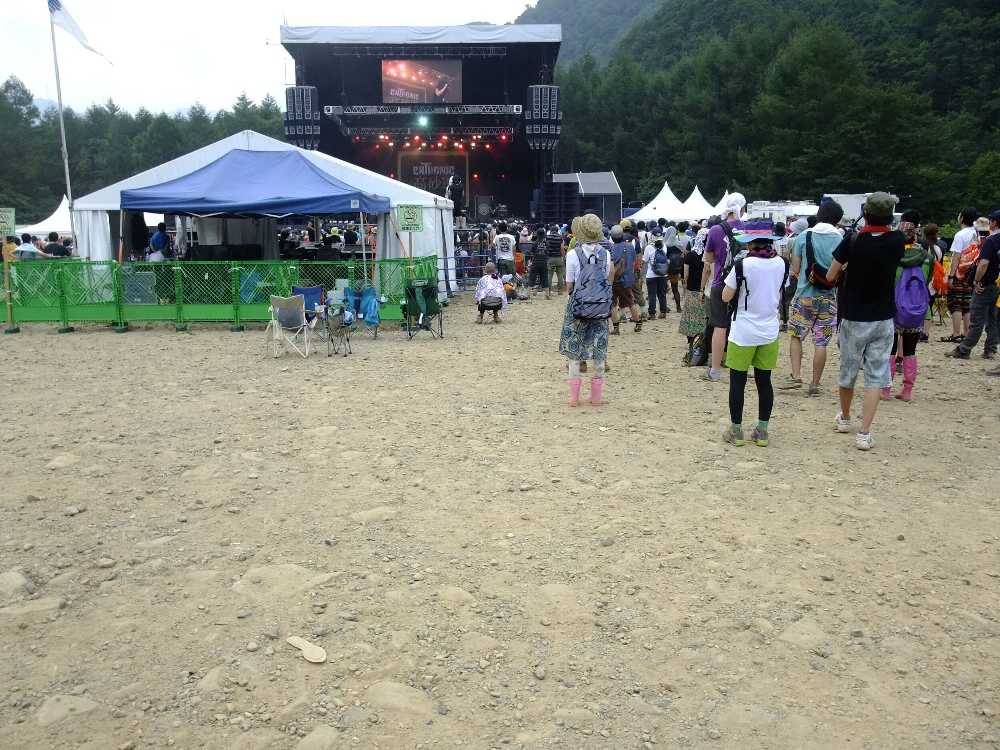 後方はかなりすいている。ホワイトステージの中でも客はかなり少ないほう。