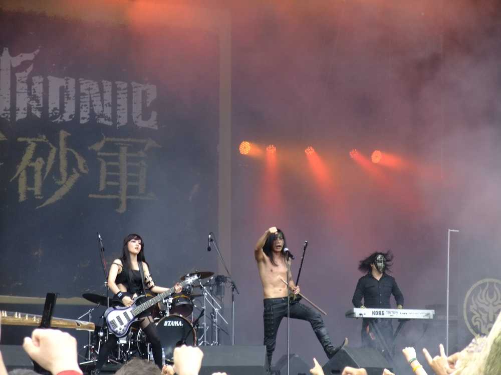 ベースは女性。