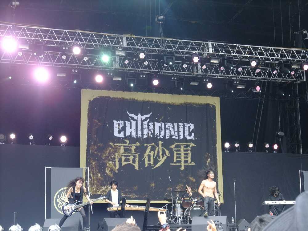 ドラムの隣で筝奏者が参加。