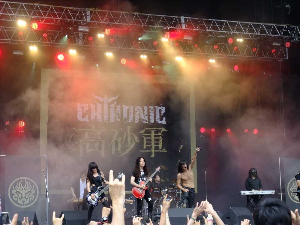 マーティー・フリードマンが赤いギターで参加。