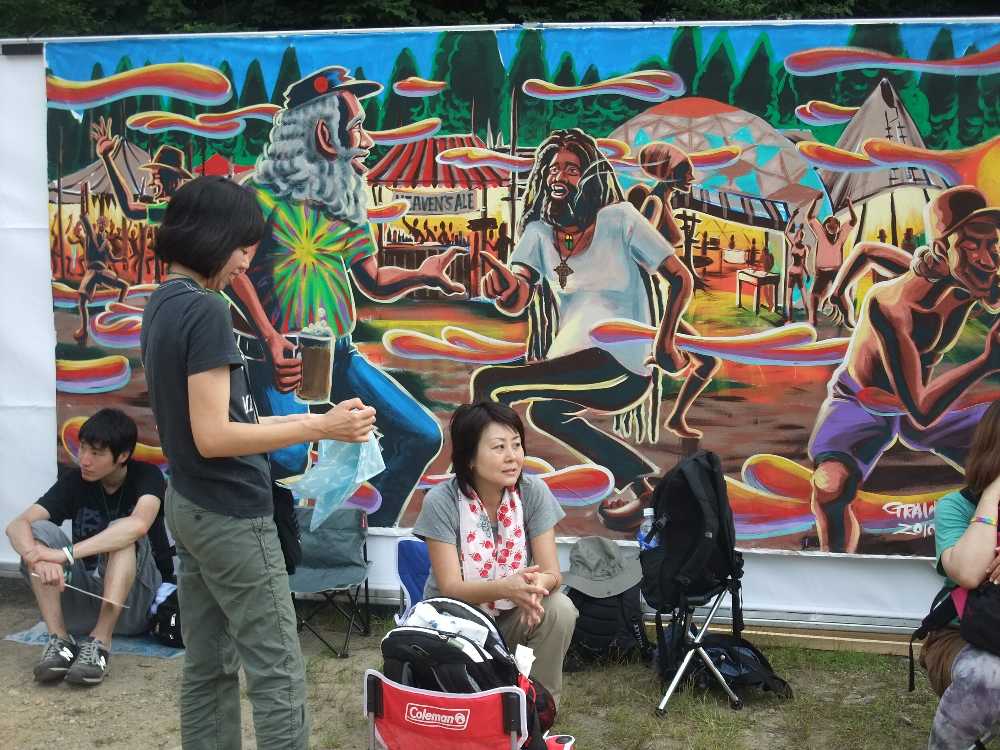 フィールド・オブ・ヘブンの絵の前。