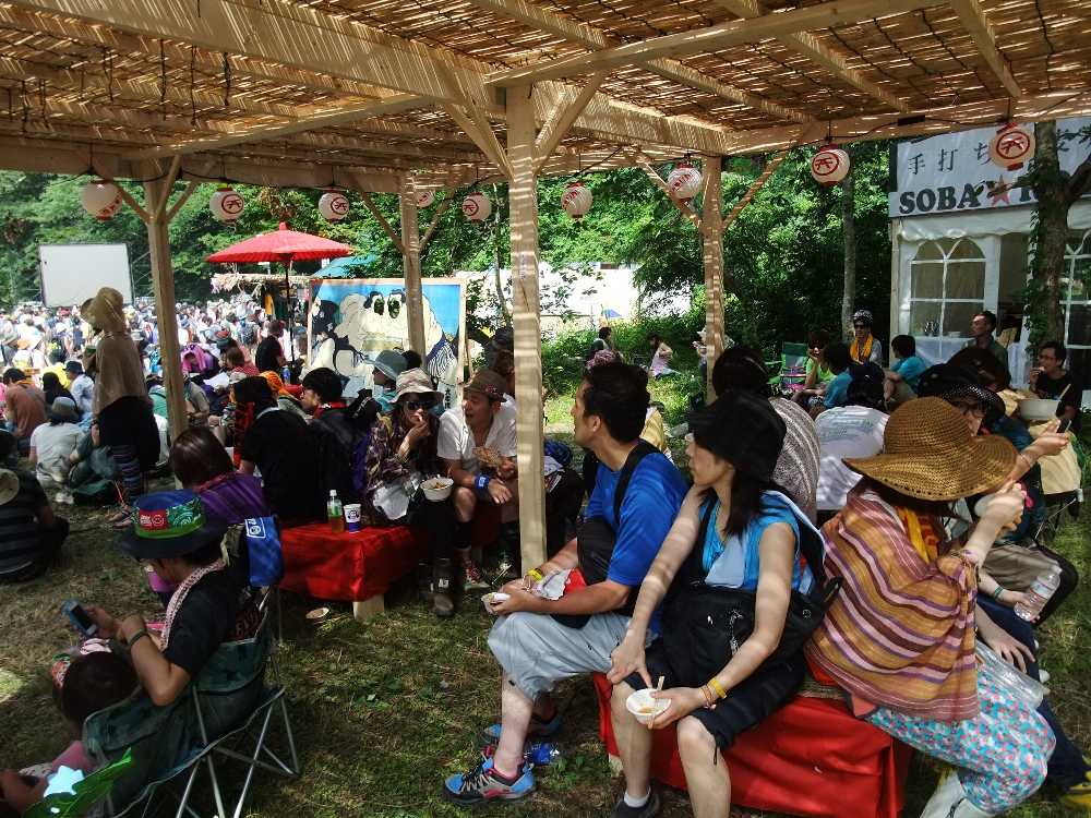 祭りか縁日という設定のようだ。