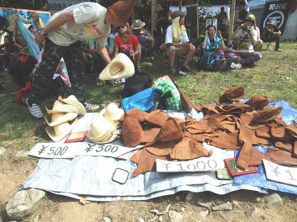 普通の帽子は安い。