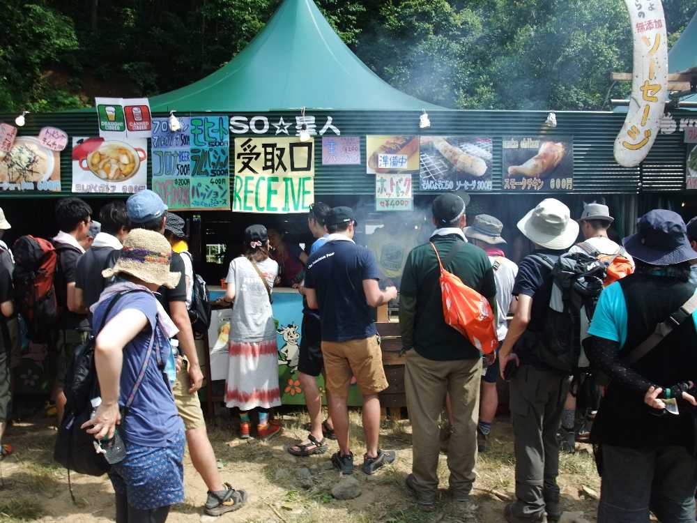 そんじょそこらのソーセージ300円。スモークチキン600円。