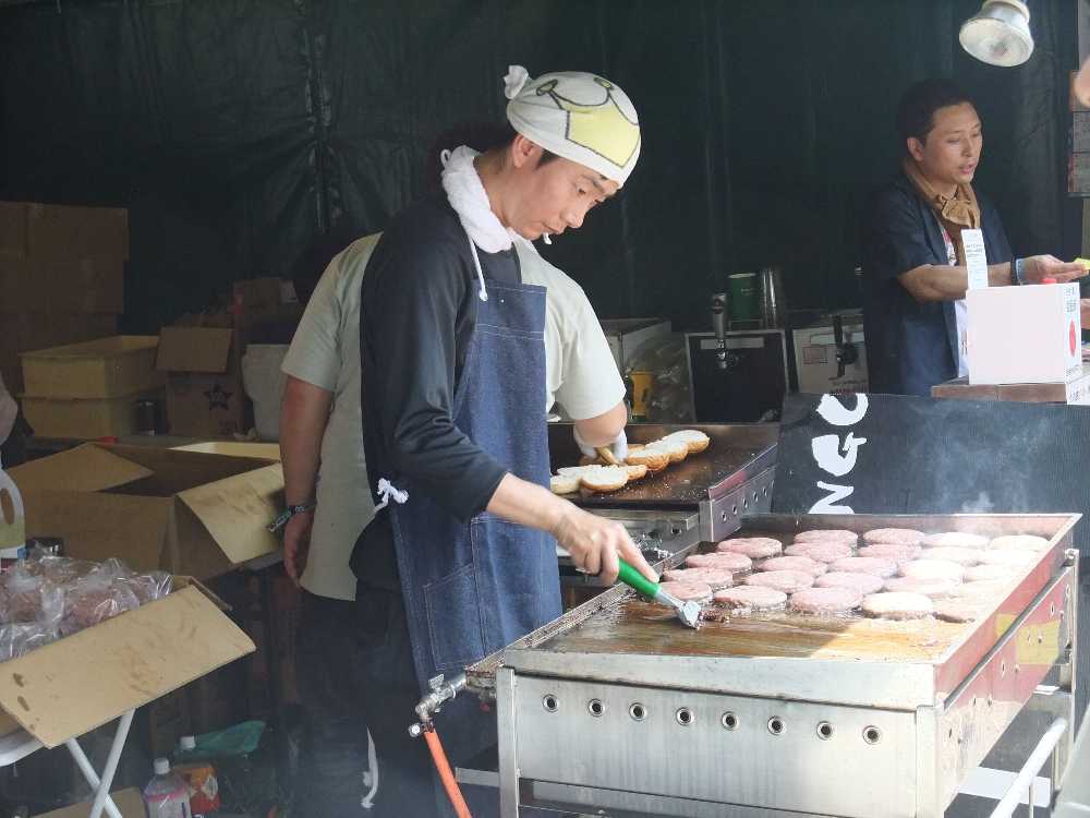 ハンバーグを焼いているところ。