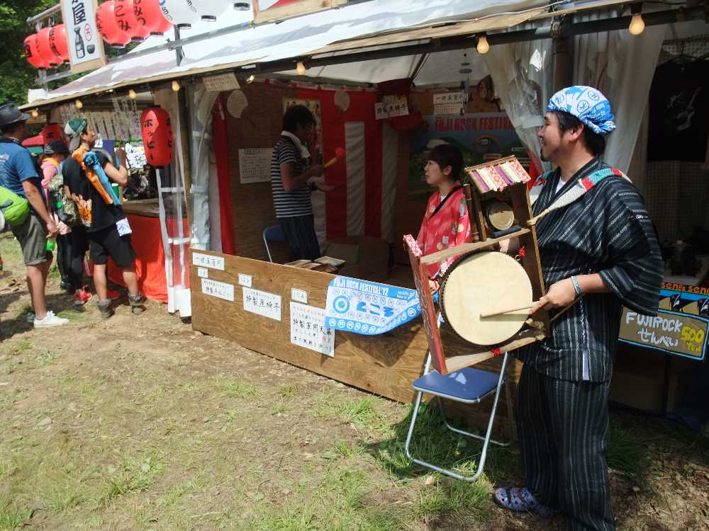 チンドン屋で呼び込み。