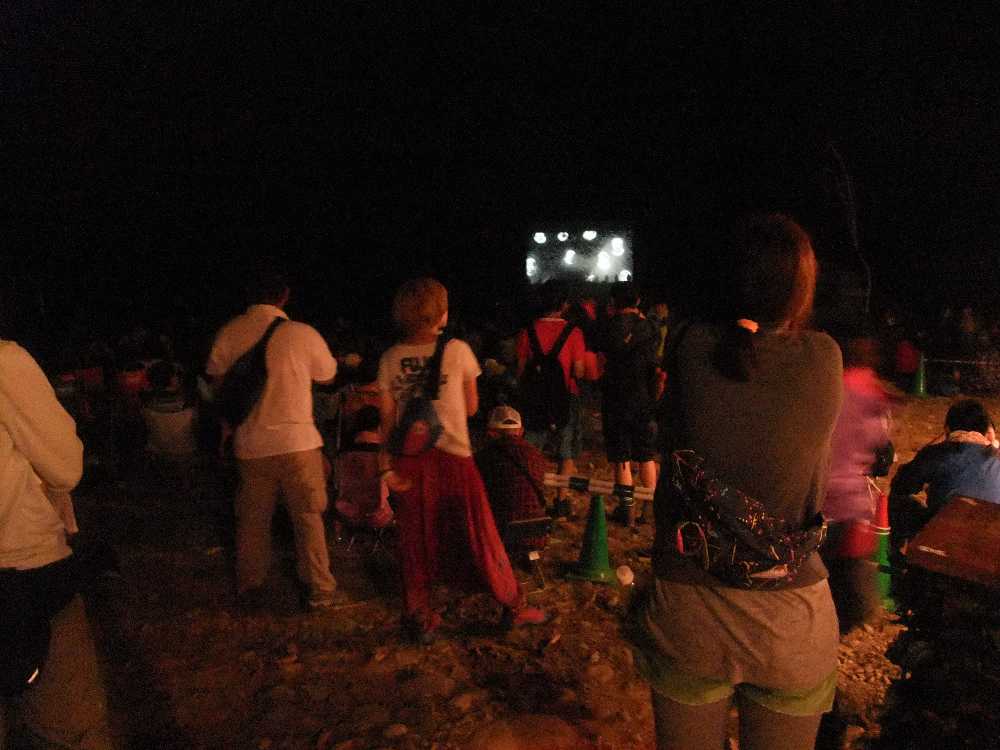 ケミカル・ブラザーズの「DON'T THINK」を上映中。