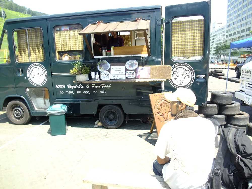 ベジタリアン用料理の車。肉、卵、牛乳を使用しないという。