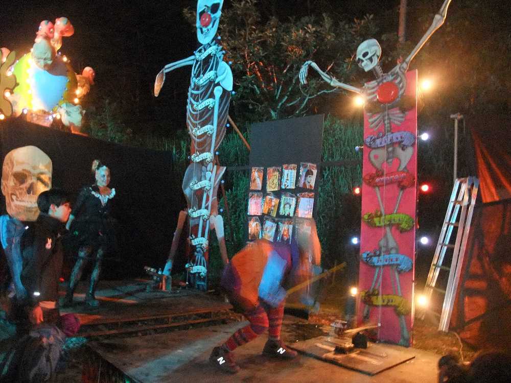 ハンマーの衝撃力を競う。