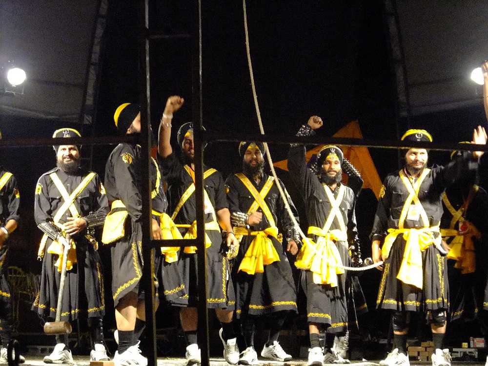 電撃ネットワークのアラビア版か。