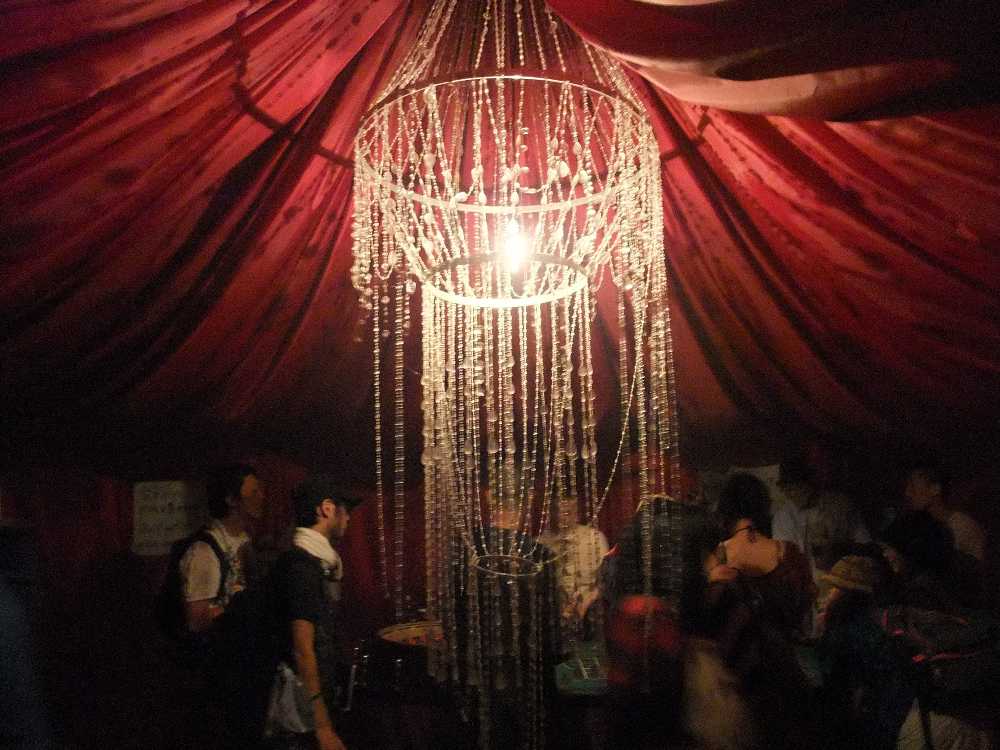 赤いカーテンの中。