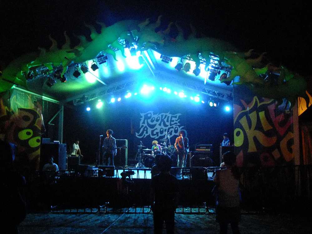 ルーキーアゴーゴーのステージ。