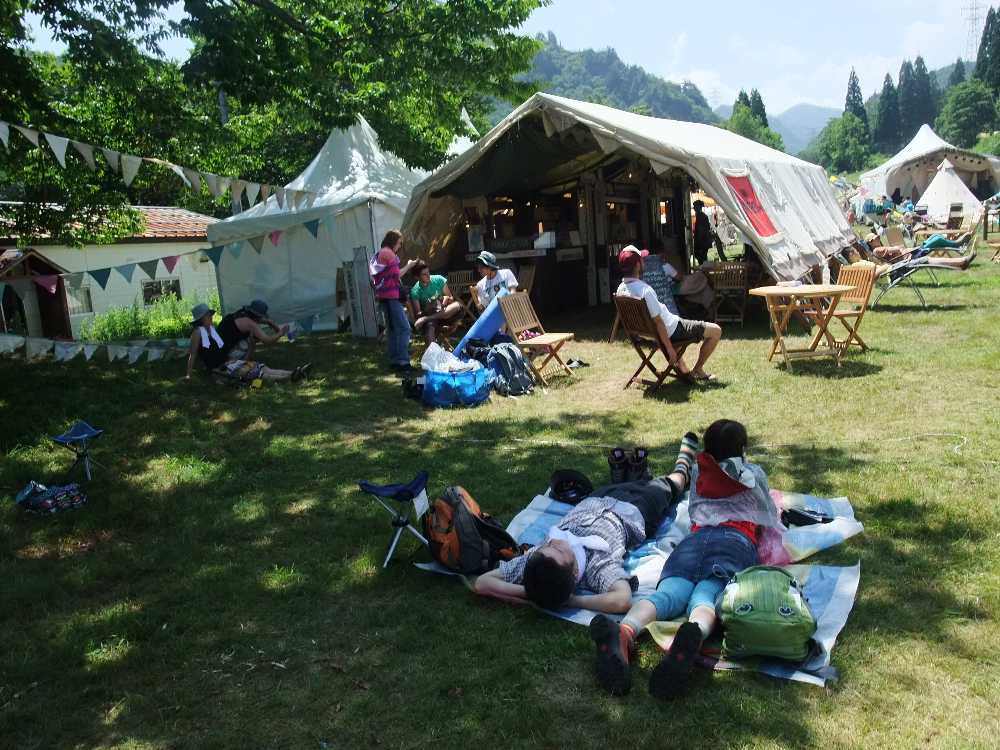 右側の通り抜けできるテントは飲食物販店。