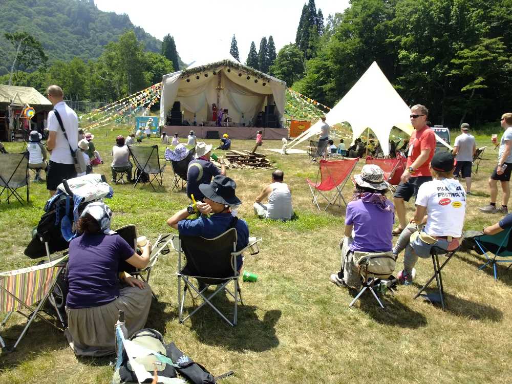 ステージは以前より小型化している。