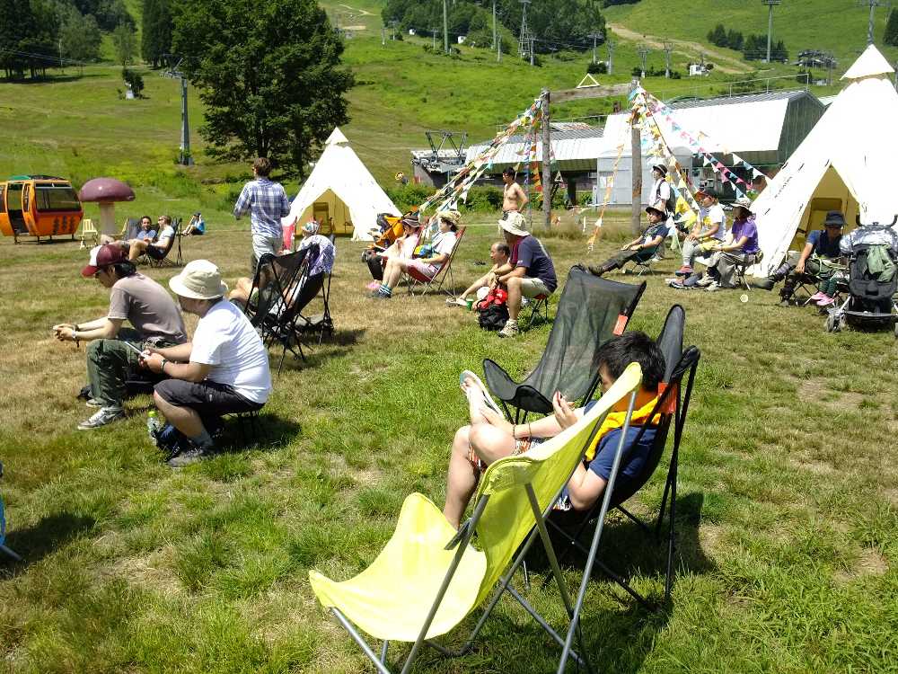 ピラミッドガーデンのステージを見る人たち。