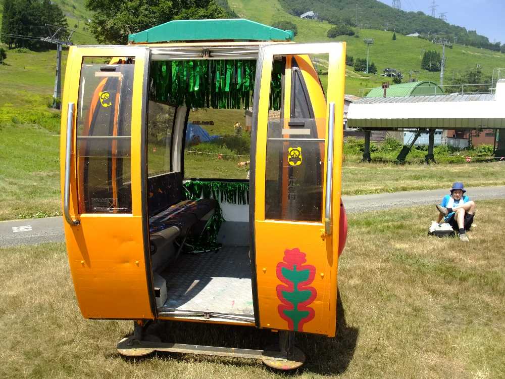 彩色済みのゴンドラ。