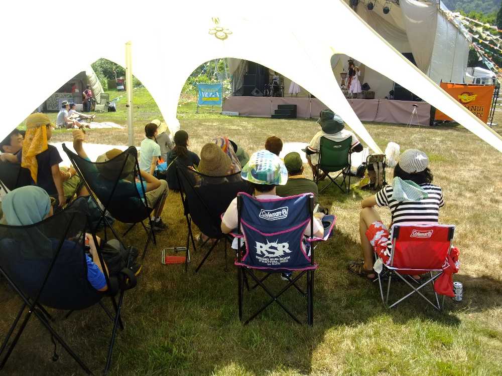 影に集まる人たち。