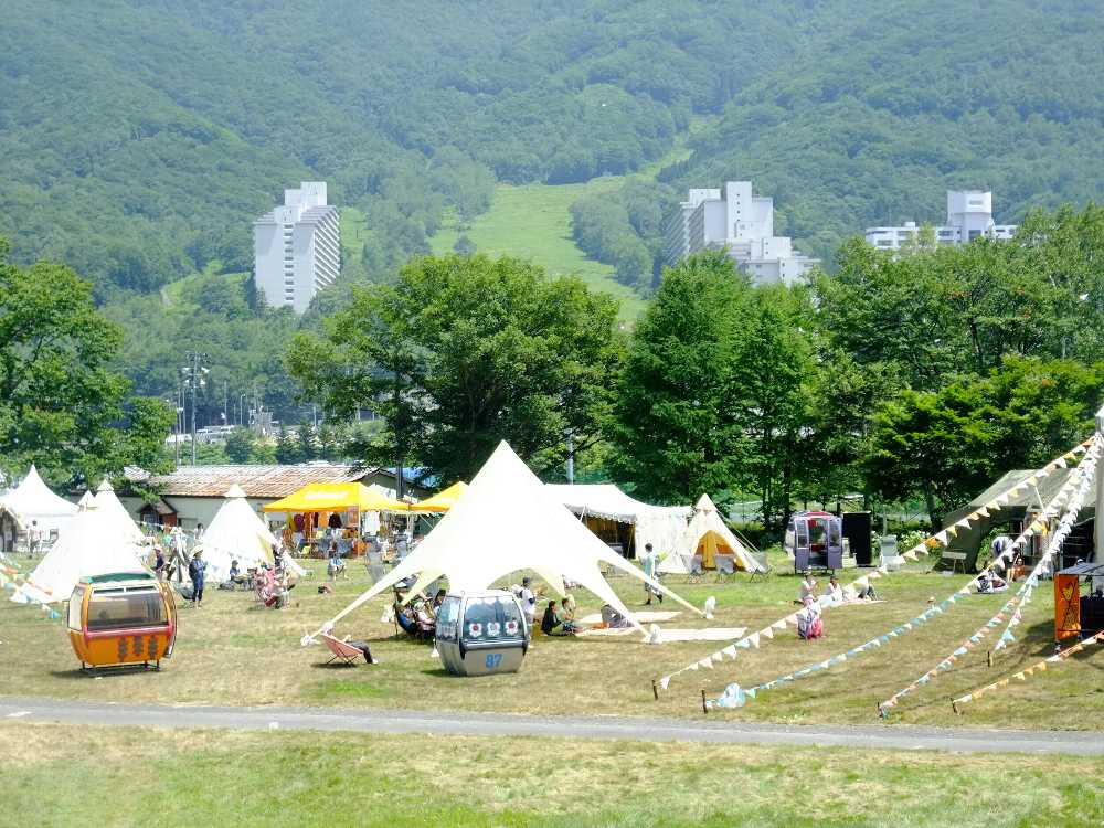 向こうに見えるのは苗場ホテル街。