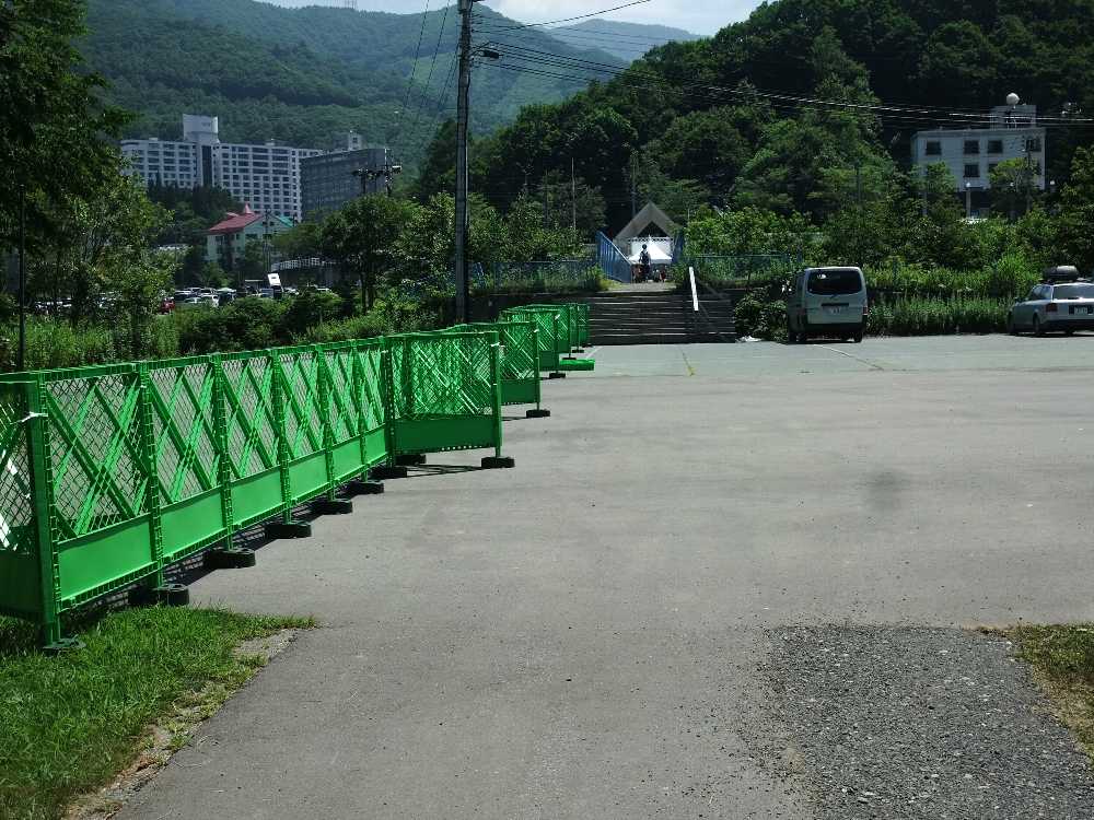 向こう側がバスの発着場。