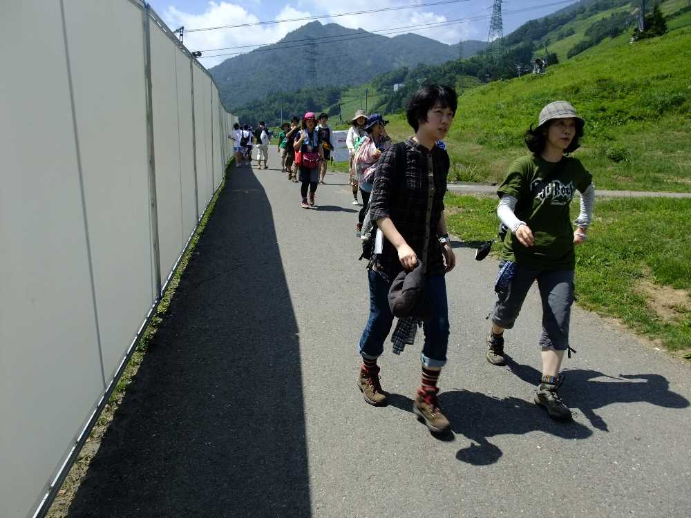 キャンプサイトからピラミッドガーデンへ。朝なので会場へ行く人が多い。