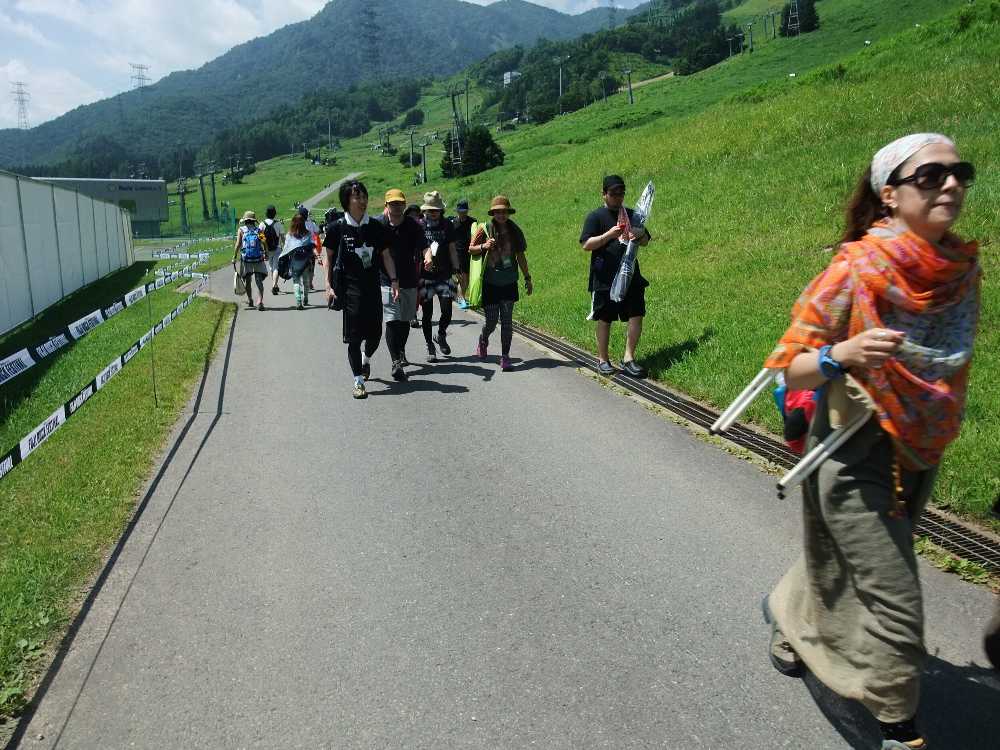 左の白い壁はプリンスホテル敷地。