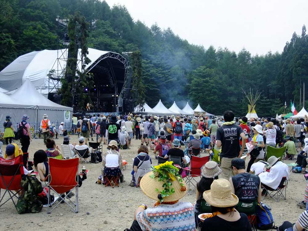 ステージの上部も何か装飾があってもいいと思う。