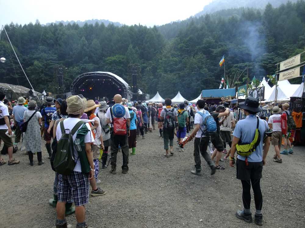 煙はさくらぐみの窯焼きと思われる。