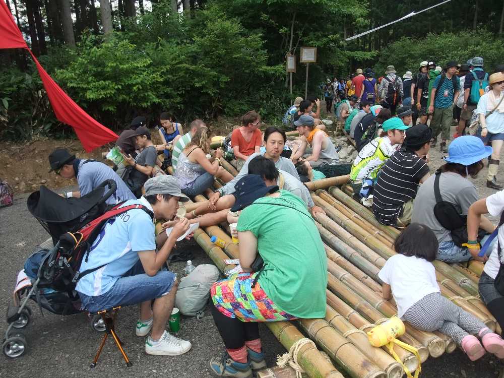 座る人たち。竹の上。