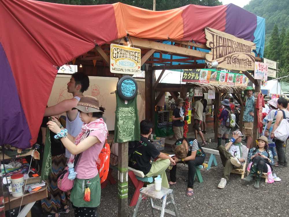 ヘブンズ・ペイント・ショーという看板。