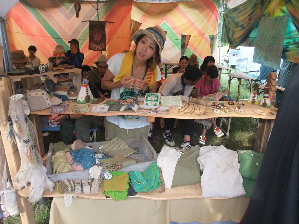 衣料雑貨も販売。