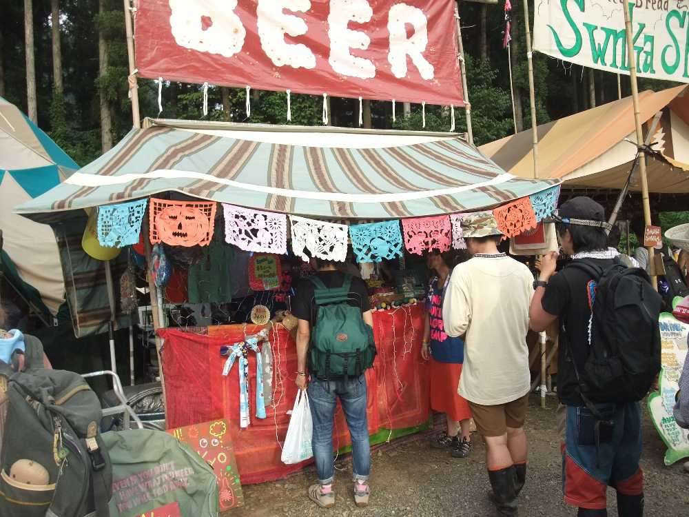 シンプルな看板の店。