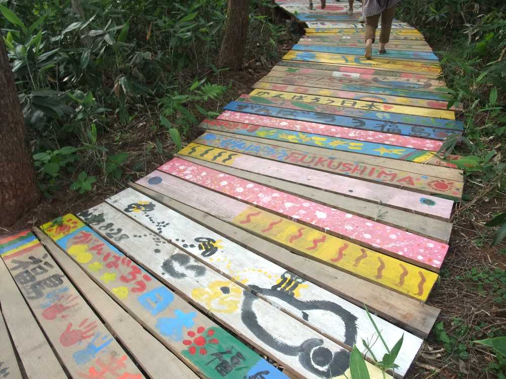 カーブに従って弧状の板を挟んでいる。