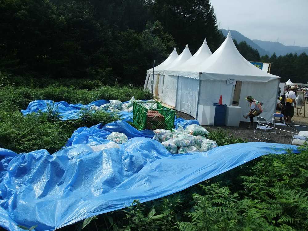 ホワイトステージ後方のごみ仮置き場。