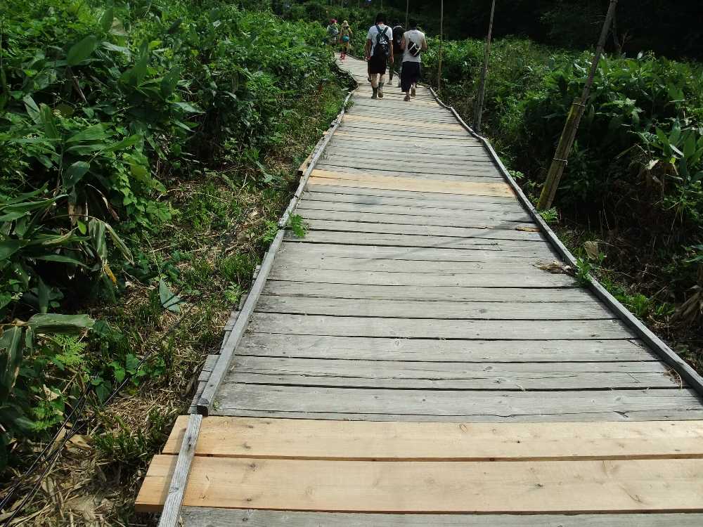 ところどころ板を入れ替え。