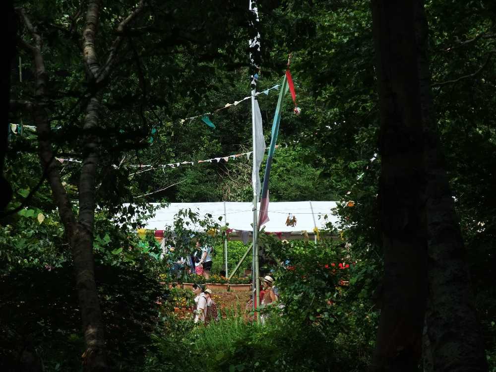 木々の隙間から見えるキッズランド。