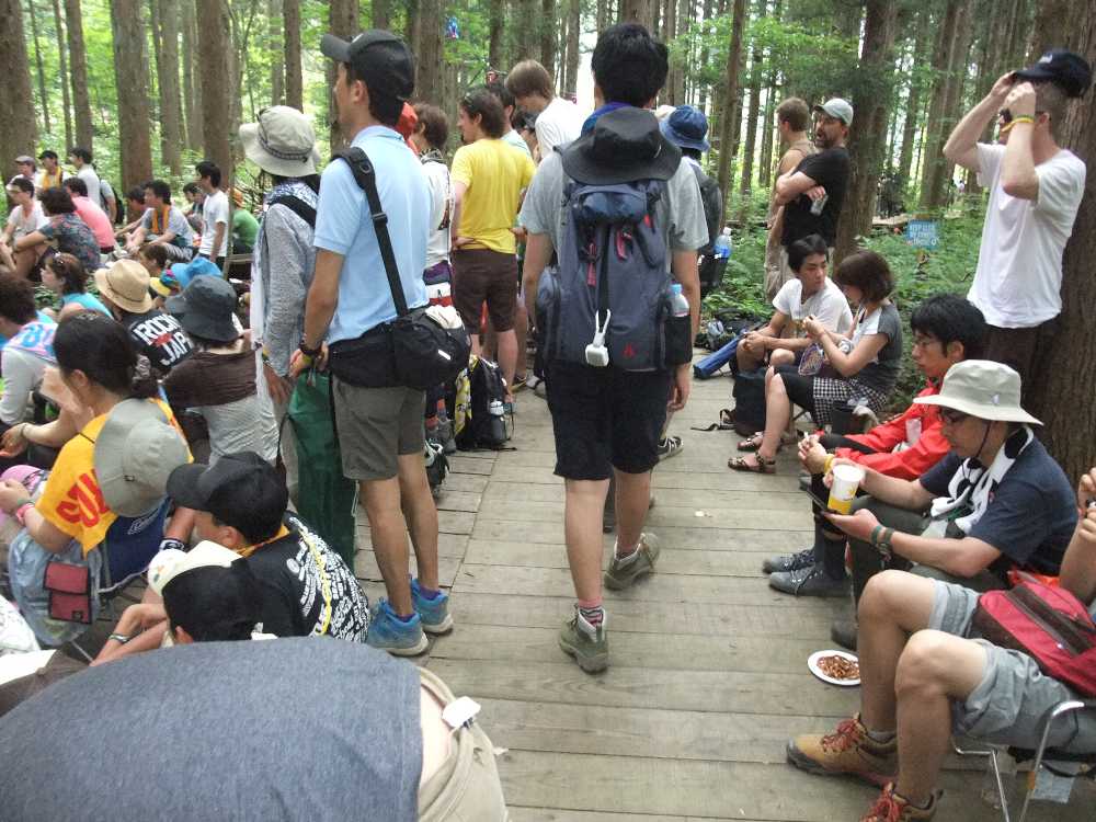 通り過ぎる人のための通路もある。