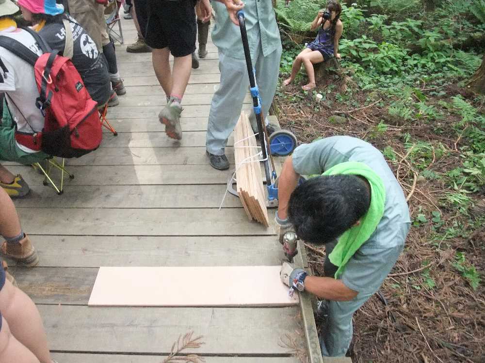 板を補修する人。