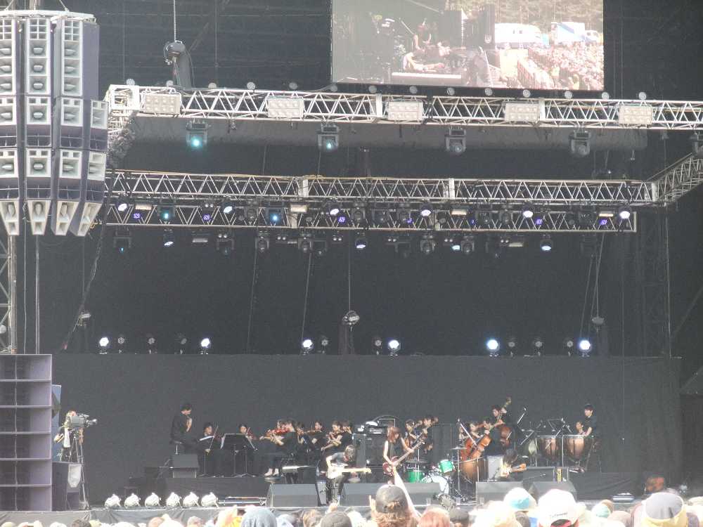 ホワイトステージ。モノ公演中。指揮者つきの室内合奏団と協演している。